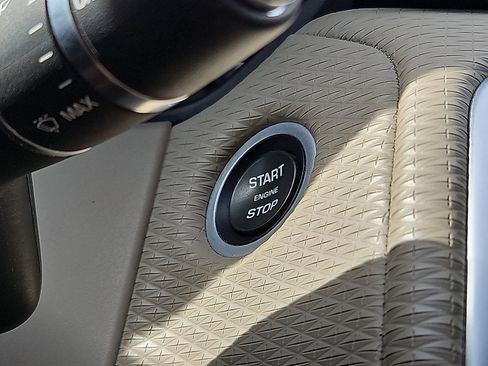 Used 2020 Land Rover Range Rover Velar R-Dynamic S image 24