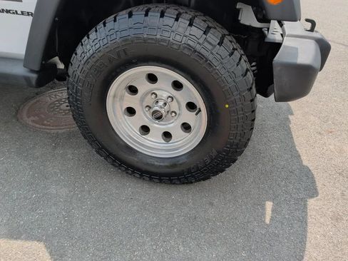 Used 2015 Jeep Wrangler Sport AWD/4WD image 13