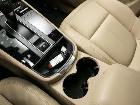 Certified 2024 Porsche Macan AWD/4WD image 29