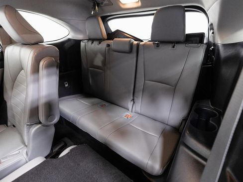 Certified 2024 Toyota Highlander XLE image 7