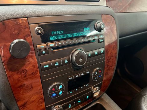 Used 2014 Chevrolet Suburban LT image 14