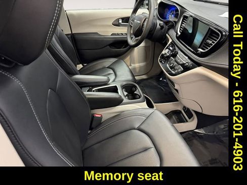Used 2024 Chrysler Pacifica Touring-L image 4