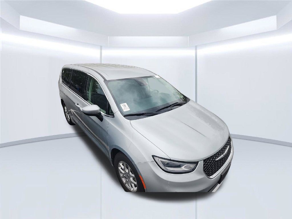 Used 2023 Chrysler Pacifica Touring-L FWD image 16