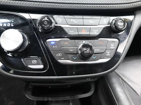 Used 2022 Chrysler Pacifica Touring-L w/ Uconnect Theater Family Group FWD image 21