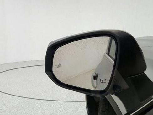 Used 2022 Toyota Highlander LE FWD image 11