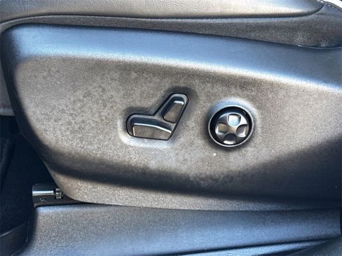 Used 2025 Chrysler Pacifica Limited image 30