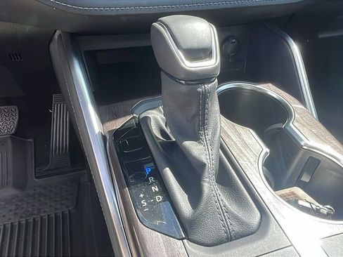 Used 2024 Toyota Highlander Limited image 17