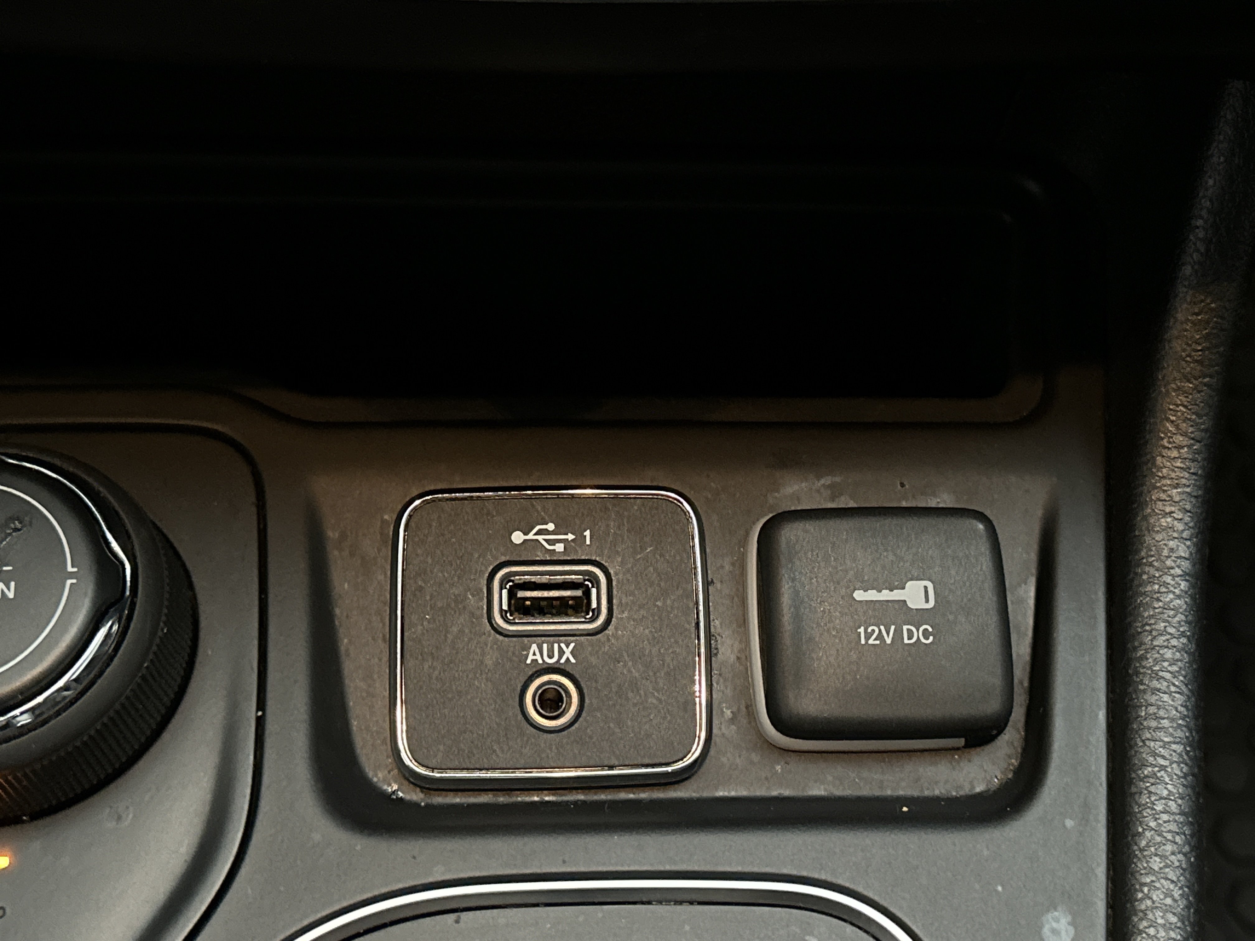 Used 2020 Jeep Cherokee Latitude Plus w/ Comfort/Convenience Group AWD/4WD image 36