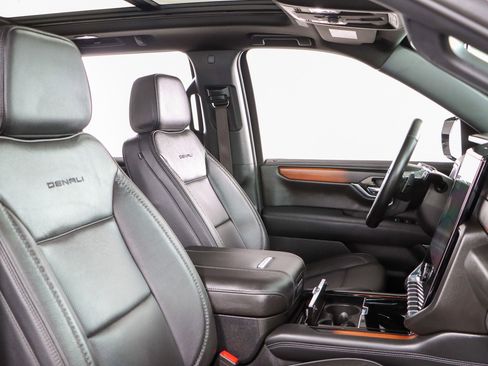 Used 2025 GMC Yukon Denali image 31