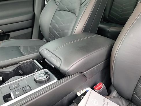 Used 2024 Nissan Pathfinder Platinum image 19