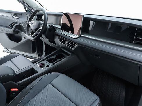 New 2025 Volkswagen Tiguan SE image 32