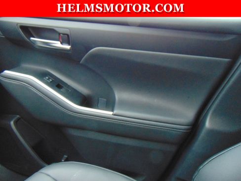 Used 2025 Toyota Highlander XLE image 24