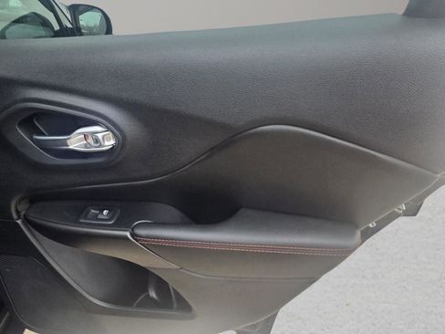 Used 2019 Jeep Cherokee Trailhawk image 32