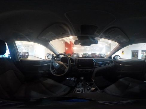 Used 2025 Toyota Camry LE image 41