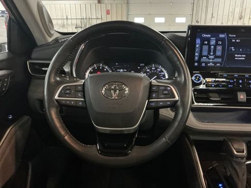 Used 2022 Toyota Highlander Platinum image 16