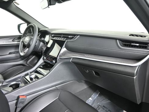 Used 2025 Jeep Grand Cherokee L Limited w/ Black Appearance Package image 14