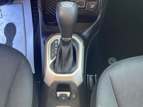 Used 2016 Jeep Renegade Latitude FWD image 19
