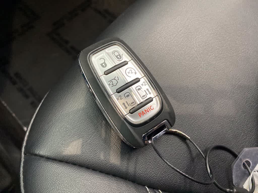 Used 2025 Chrysler Pacifica Select FWD image 28