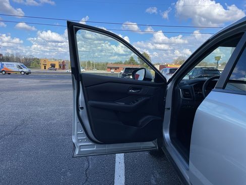 Used 2025 Nissan Rogue SV image 8