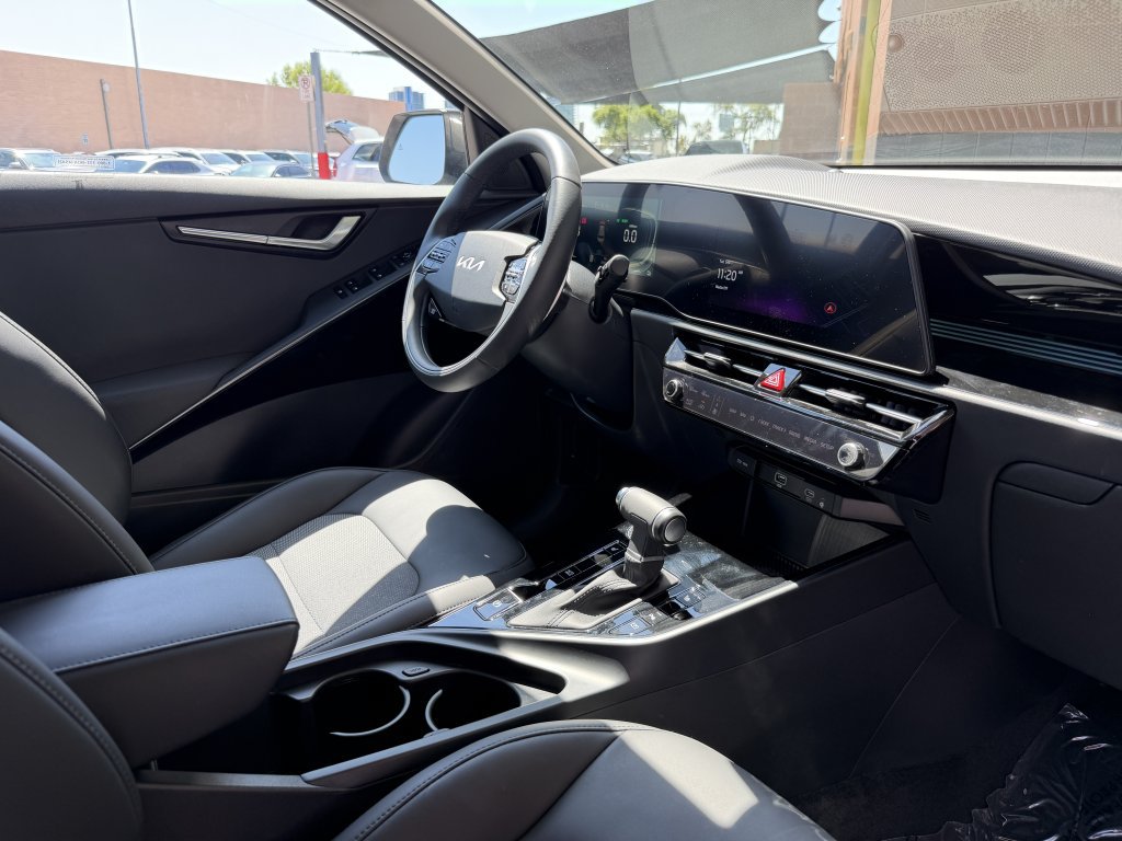 Used 2025 Kia Niro EX FWD image 38