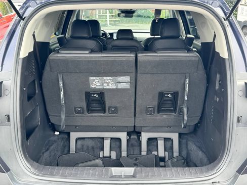 Used 2025 Kia Carnival FWD image 16