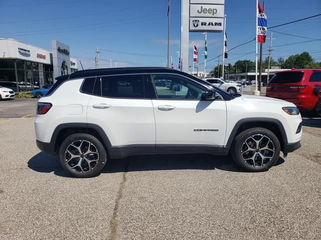 Used 2025 Jeep Compass Limited AWD/4WD image 2