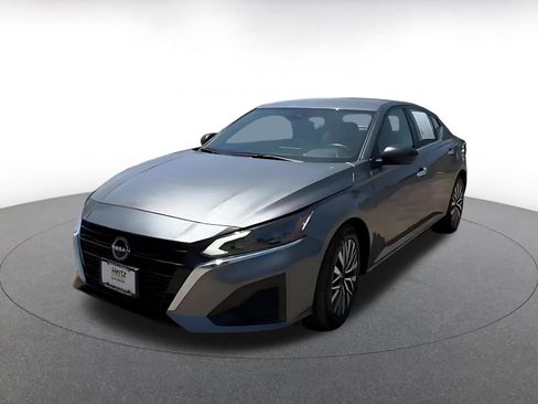 Used 2025 Nissan Altima 2.5 SV FWD image 5