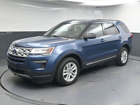 Used 2018 Ford Explorer XLT AWD/4WD image 3