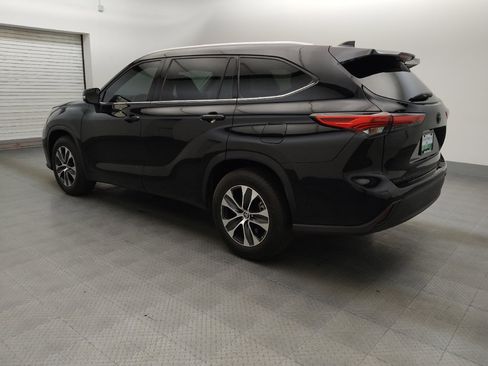 Used 2022 Toyota Highlander XLE FWD image 3