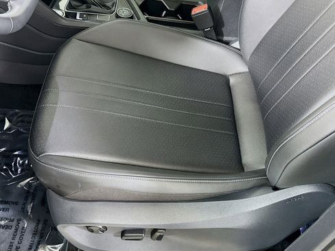Certified 2024 Volkswagen Tiguan SE image 12