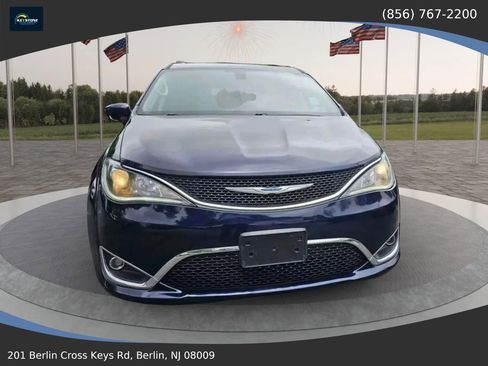 Used 2018 Chrysler Pacifica Touring-L image 8