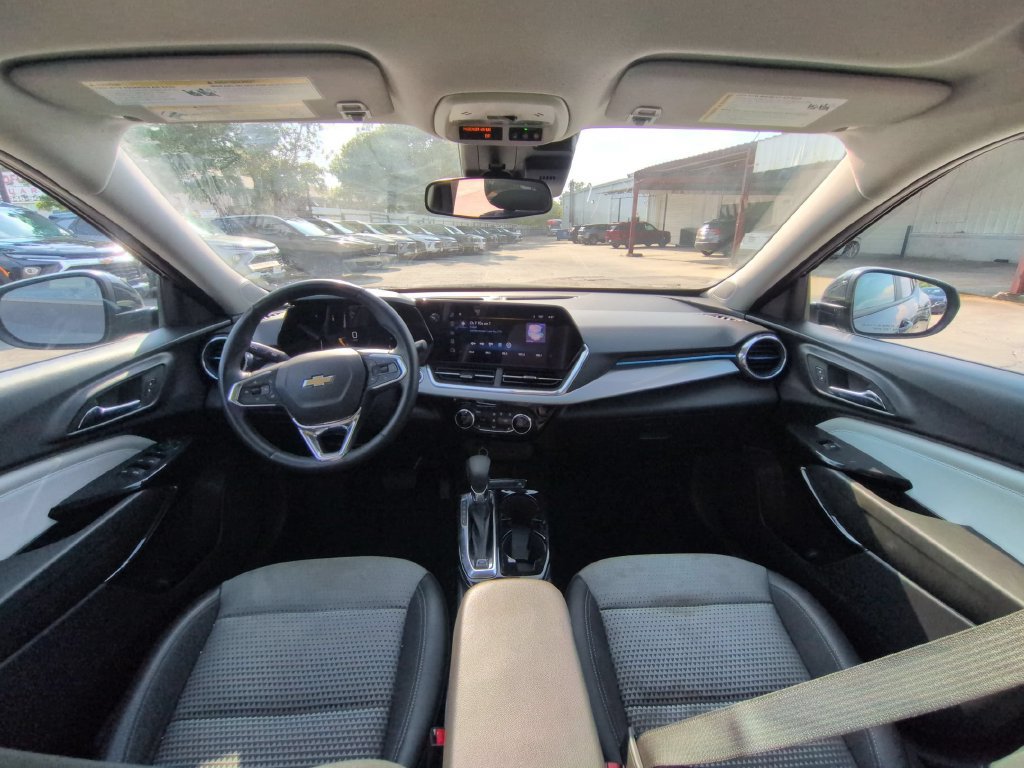 Used 2025 Chevrolet Trax LT w/ LT Convenience Package FWD image 25
