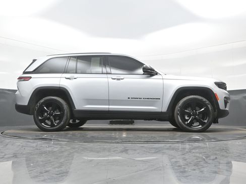 Used 2023 Jeep Grand Cherokee Limited w/ Black Appearance Package image 32