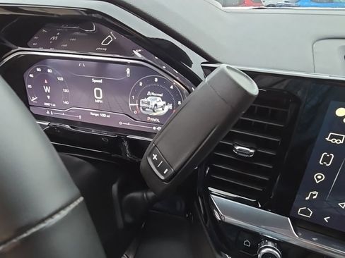 Used 2025 GMC Sierra 3500 SLE w/ SLE Value Package image 18