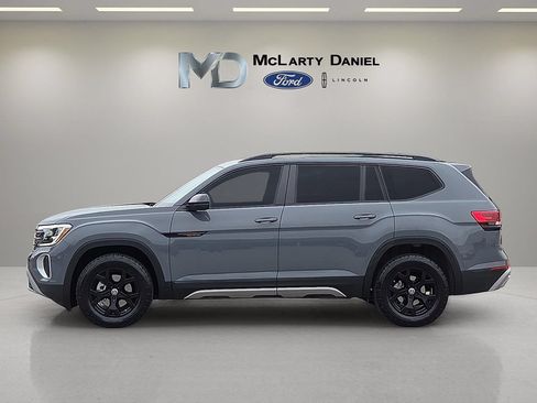 Used 2025 Volkswagen Atlas Peak Edition SE AWD/4WD image 3