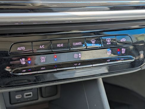 Certified 2023 Chevrolet Bolt EUV Premier w/ Sun & Sound Package FWD image 21