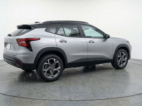 Used 2025 Chevrolet Trax LT w/ LT Convenience Package image 9