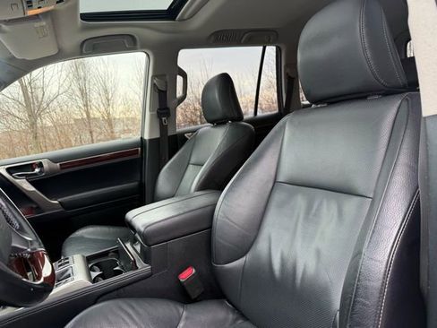 Used 2018 Lexus GX 460 Premium w/ Premium Package image 9