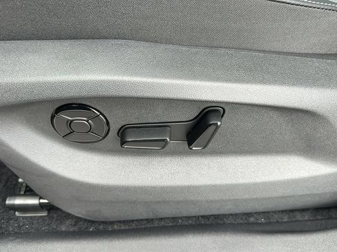 New 2026 Volkswagen Tiguan SE FWD image 15