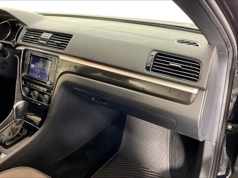 Used 2018 Volkswagen Passat 3.6 image 22