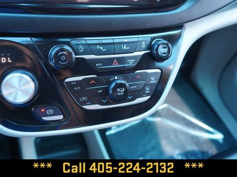 Used 2023 Chrysler Pacifica Touring-L FWD image 34