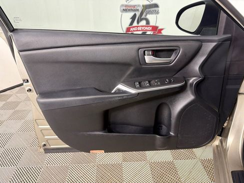 Used 2015 Toyota Camry SE image 10