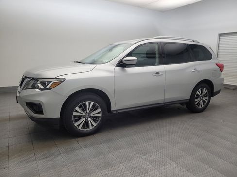 Used 2019 Nissan Pathfinder SV image 2