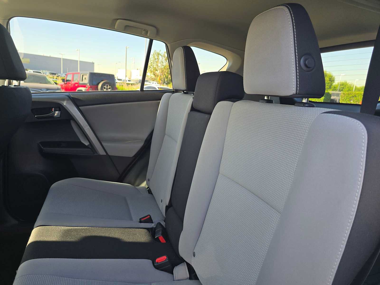 Used 2018 Toyota RAV4 XLE FWD image 17