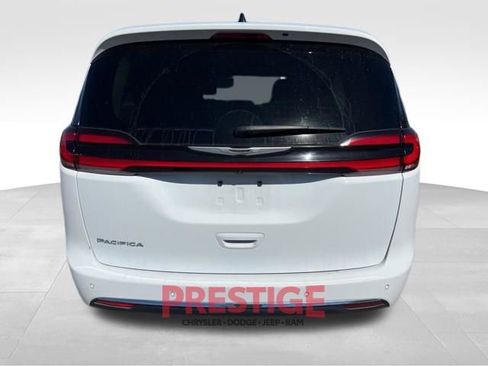 Used 2024 Chrysler Pacifica Touring-L image 8