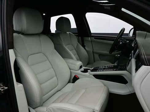 Certified 2021 Porsche Macan Turbo AWD/4WD image 17