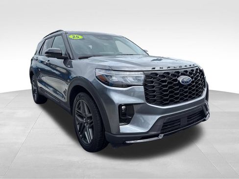 Used 2025 Ford Explorer ST-Line w/ ST-Line Street Pack AWD/4WD image 8