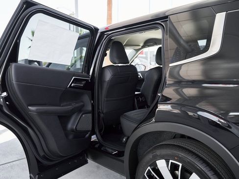 New 2026 Mitsubishi Outlander SE FWD image 15