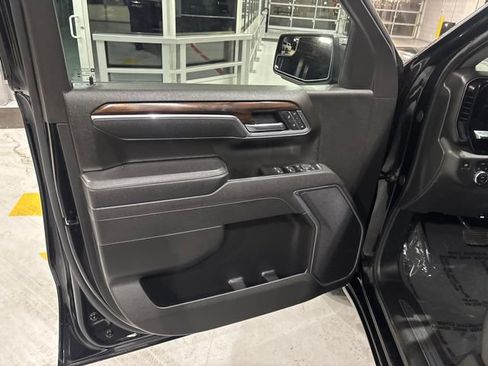 Used 2025 GMC Sierra 1500 SLT AWD/4WD image 15