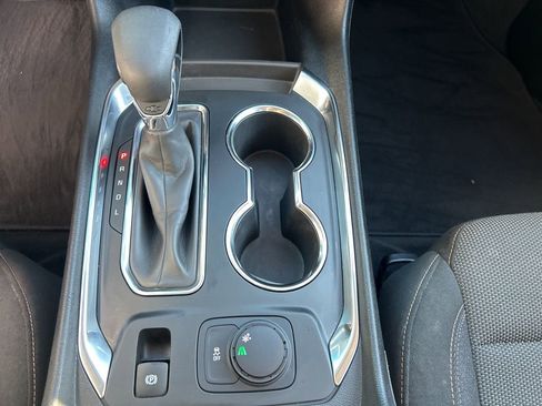 Used 2021 Chevrolet Traverse LT image 16